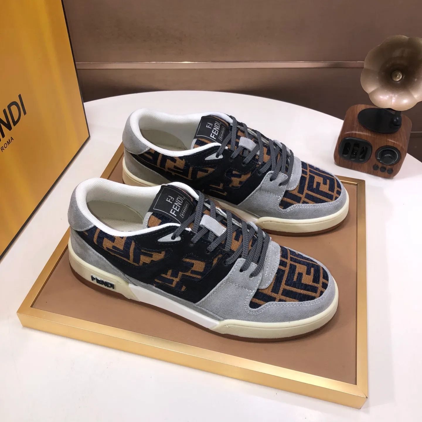 Men's men's shoes 💰600💰 Fendi 2023 latest couple model 🔥 Many 💑 stars have the same style FD match Original one-to-one replica Designer Kim Jones's first sneaker fendi match and Donkey brand Trainer basketball sneakers Material: Original silk leather Lining: Breathable mesh Packaging: Original 1:1 matching high-end packaging Size: Female 35-40 Male 38-44 (45 46. Custom-made (no return or exchange)